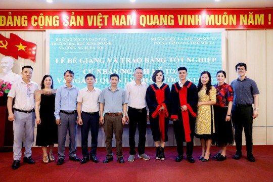 LỄ BẾ GIẢNG VÀ TRAO BẰNG TỐT NGHIỆP  CỬ NHÂN NGÀNH KẾ TOÁN VÀ CỬ NHÂN NGÀNH QUẢN LÝ NHÀ NƯỚC